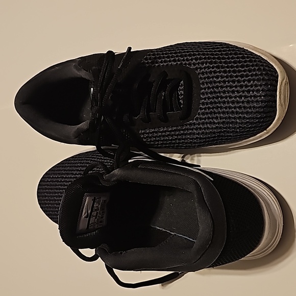Nike Revolution 4, women size 7.5 black. - Picture 4 of 5